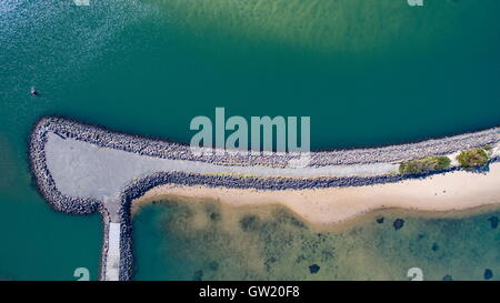 Luftaufnahme von einer Struktur in der Nähe der Mündung des Lake Illawarra bei Windang in der Illawarra Region New South Wales, Australien. Stockfoto