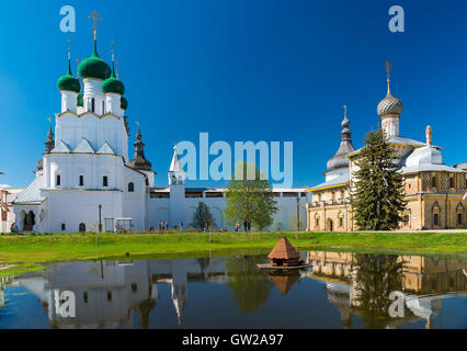 Rostower Kreml im sonnigen Tag. Rostov, Yaroslavl Oblast, Russland. Goldenen Ring von Russland. Stockfoto