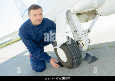 wechselnden Reifen auf einem Segelflugzeug Stockfoto