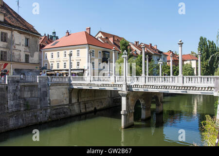 Eine Brücke am Fluss Ljubljanca in Ljubljana, Slowenien Stockfoto