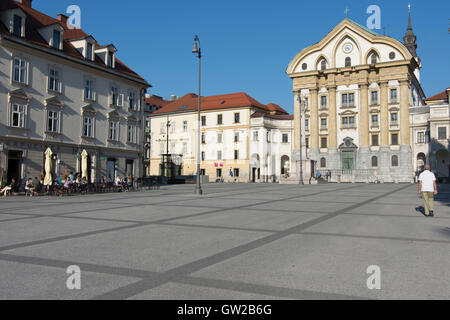 Blick auf die Fassade der Ursulinen Kirche der Heiligen Dreifaltigkeit in Liubljana Stockfoto