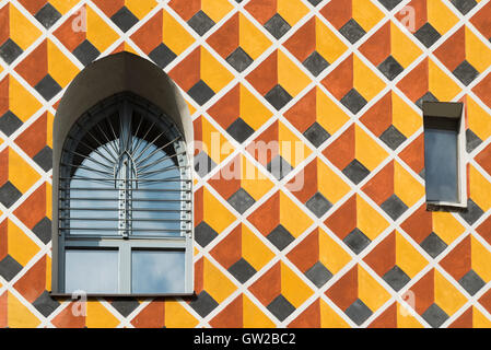 Windows in einer bunt gemusterten Fassade eines mittelalterlichen Hauses in Wasserburg, Bayern, Deutschland Stockfoto