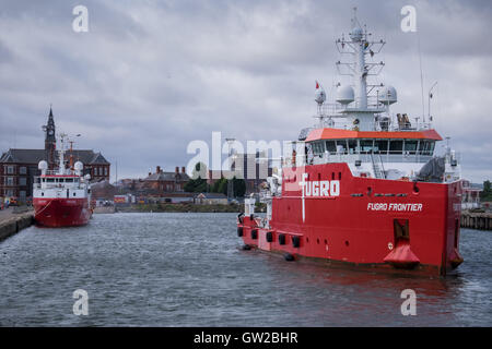 Umfrage-Schiffe Fugro Helmert (links) und Fugro Frontier (rechts) in Grimsby Royal Docks während der Hornsea Projekt ein UXO-Umfrage Stockfoto