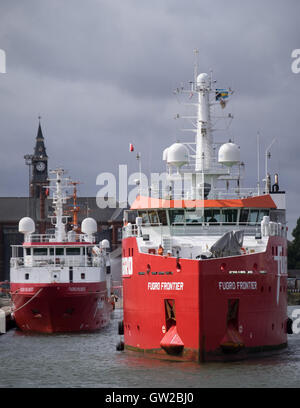 Umfrage-Schiffe Fugro Helmert (links) und Fugro Frontier (rechts) in Grimsby Royal Docks während der Hornsea Projekt ein UXO-Umfrage Stockfoto