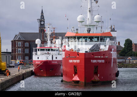 Umfrage-Schiffe Fugro Helmert (links) und Fugro Frontier (rechts) in Grimsby Royal Docks während der Hornsea Projekt ein UXO-Umfrage Stockfoto