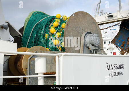 großes Fischerboot im Hafen mit einem großen net bereit um Fische zu fangen Stockfoto