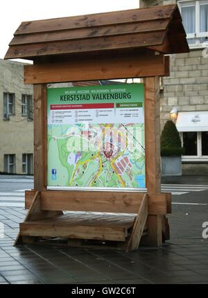 Touristeninformationskarte außerhalb des Bahnhofs in der Stationstraat in der Marktstadt Valkenburg Südholland Limburg-Niederlande NL 2016 Stockfoto