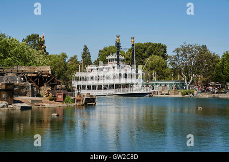 Mark Twain Riverboat ist eine Attraktion, befindet sich im Freizeitpark Disneyland in Anaheim, Kalifornien. Stockfoto