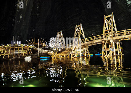 Unterirdische Salzbergwerk in Turda, beliebter Anziehungspunkt für viele Touristen, Siebenbürgen, Rumänien. Stockfoto