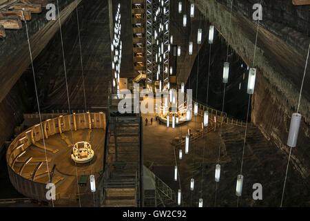 Unterirdische Salzbergwerk in Turda, beliebter Anziehungspunkt für viele Touristen, Siebenbürgen, Rumänien. Stockfoto