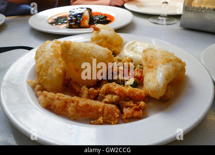 Tapas von gebratenen Calamares, gebratener Tintenfisch und gebratene Paprika, Spanien. Stockfoto