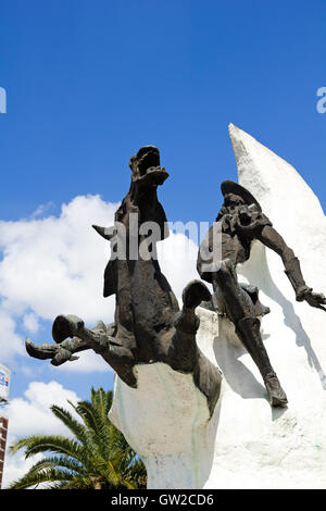 Statue von Don Quijote De La Mancha und Rocinante, von Miguel de Cervantes, auf der Avenida 9 de Julio in Buenos Aires, Argentinien. Stockfoto