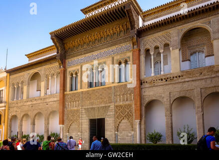 Fassade mit maurischen Stuckarbeiten im Patio De La Monteria, Königspalast Alcazar von Sevilla, Andalusien, Spanien Stockfoto