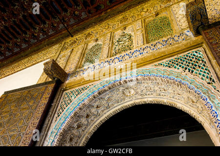 Der Mudéjar-Stil Bögen im Ambassador Zimmer an maurische Alcázar Palast, Sevilla, Andalusien, Spanien. Stockfoto