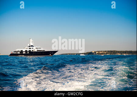 Luxuriöse schwarze Bootsanlegestelle in der Nähe von Lerins Insel, Cannes, Frankreich Stockfoto