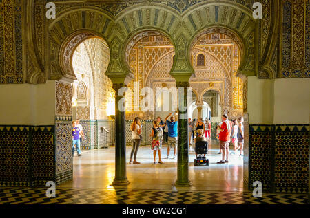 Der Mudéjar-Stil Bögen im Ambassador Zimmer an maurische Alcázar Palast, Sevilla, Andalusien, Spanien. Stockfoto