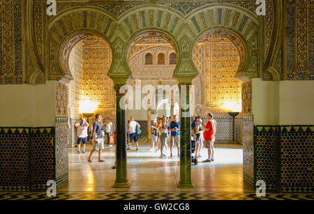 Der Mudéjar-Stil Bögen im Ambassador Zimmer an maurische Alcázar Palast, Sevilla, Andalusien, Spanien. Stockfoto