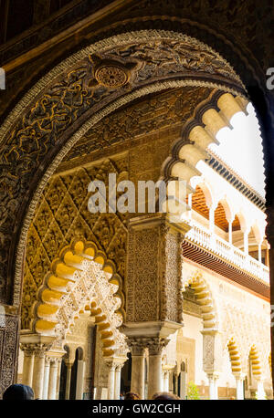 Der Mudéjar-Stil Bögen im Ambassador Zimmer an maurische Alcázar Palast, Sevilla, Andalusien, Spanien. Stockfoto