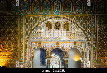 Der Mudéjar-Stil Bögen im Ambassador Zimmer an maurische Alcázar Palast, Sevilla, Andalusien, Spanien. Stockfoto