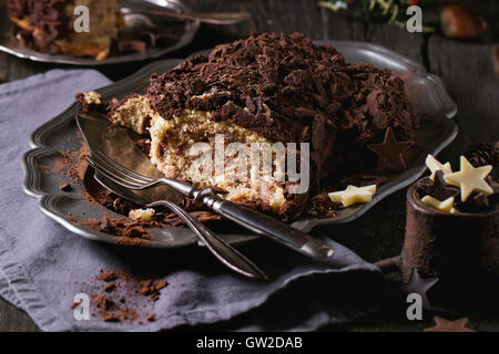 In Scheiben geschnittene Weihnachten Schokolade Yule log Stockfoto