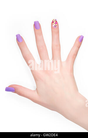 Frau Hand mit violettem Acryl Kunst Maniküre. Isoliert auf weiss mit Beschneidungspfad Stockfoto