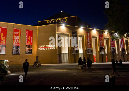 Mailand, Italien - 14. April 2016: Nachtansicht des Piccolo Teatro in Mailand, mit Menschen um ihn herum in der Dunkelheit Stockfoto