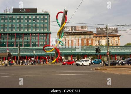 Mailand, Italien - 16. April 2015: Übersicht der Piazza Cadorna in Mailand mit seiner öffentlichen Kunstwerk vor e Filo und Ferrovie Nord bauen Stockfoto