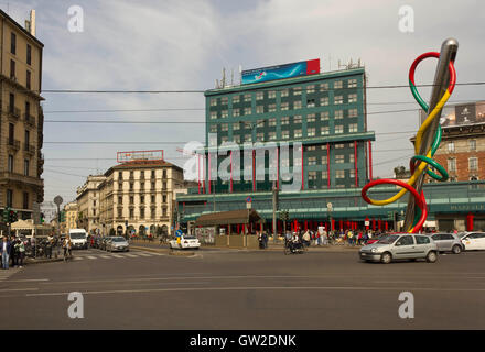 Mailand, Italien - 16. April 2015: Übersicht der Piazza Cadorna in Mailand mit seiner öffentlichen Kunstwerk vor e Filo und Ferrovie Nord bauen Stockfoto