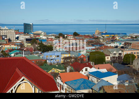 Farbige Dächer von Punta Arenas im Süden Chiles mit Blick auf die Straße von Magellan. Stockfoto