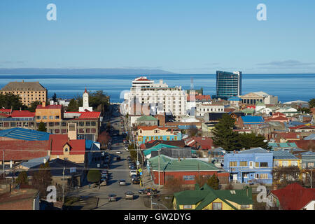 Farbige Dächer von Punta Arenas im Süden Chiles mit Blick auf die Straße von Magellan. Stockfoto