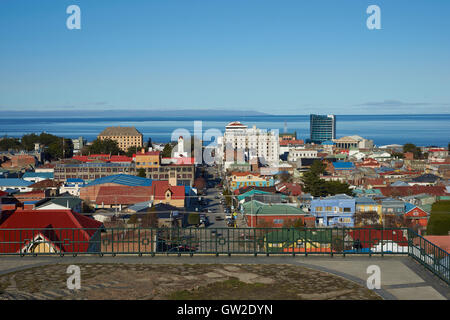 Farbige Dächer von Punta Arenas im Süden Chiles mit Blick auf die Straße von Magellan. Stockfoto