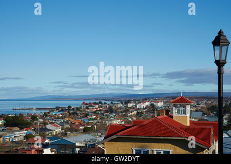 Farbige Dächer von Punta Arenas im Süden Chiles mit Blick auf die Straße von Magellan. Stockfoto