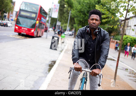 Radfahrer mit den Fahrradweg in London Stockfoto