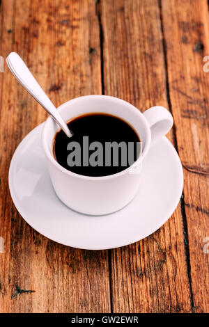 Kaffee in eine weiße Tasse zum Frühstück auf einem Holztisch Stockfoto