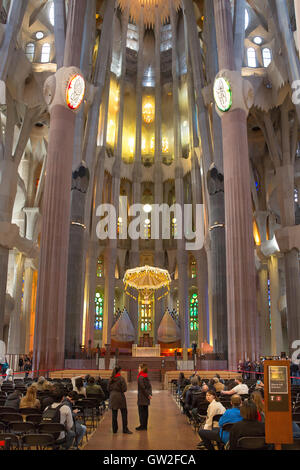 Innere der Sagrada Familia, Barcelona, Spanien. Stockfoto