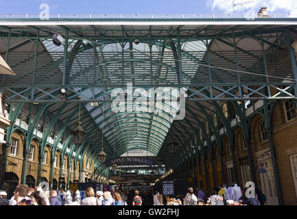 LONDON, Vereinigtes Königreich - 12. September 2015: Menschenmenge vor Markteintritt Covent Garden in London, Vereinigtes Königreich Stockfoto