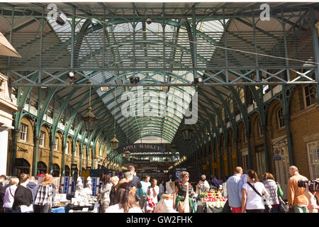 LONDON, Vereinigtes Königreich - 12. September 2015: Menschenmenge vor Markteintritt Covent Garden in London, Vereinigtes Königreich Stockfoto