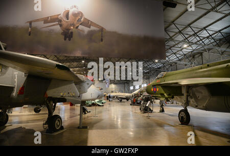 Die Militärflugzeuge Kleiderbügel an Schottlands National Museum of Flight in East Fortune. Stockfoto