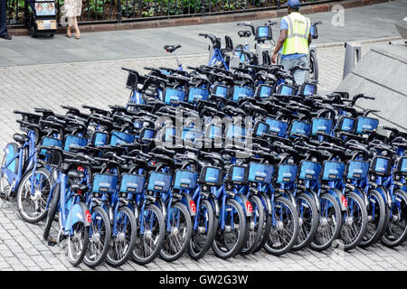 New York City, NY NYC Lower Manhattan, Finanzviertel, Bowling Green, Citybike, Citi Bike, Fahrradteilungsprogramm, Bahnhof, Schwarzer Erwachsener, Erwachsene, Mann, mann, ma Stockfoto