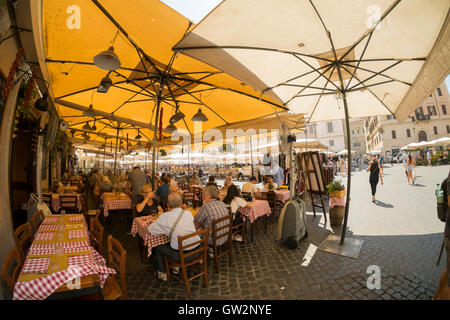 Menschen Essen im Freien in Rom. Stockfoto