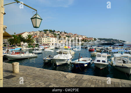 Ansicht zeigt die Stadt Hvar und seinem Hafen auf der Insel Hvar in der Adria, Kroatien. Stockfoto