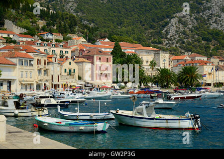 Ansicht zeigt die Stadt Hvar und seinem Hafen auf der Insel Hvar in der Adria, Kroatien. Stockfoto