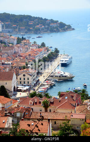 Ansicht zeigt die Stadt Hvar und seinem Hafen auf der Insel Hvar in der Adria, Kroatien. Stockfoto