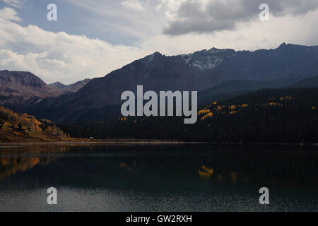 Forellensee in den südwestlichen Colorado San Juan Mountains.  Die Reflexion auf die umliegenden Berge und Himmel zeigt. Stockfoto