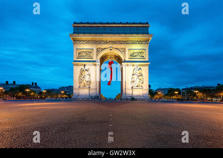 Arc de Triumph Paris und Champs Elysees mit einem großen Frankreich Flagge unter dem Bogen in Europatag des Sieges in Paris, Frankreich. Stockfoto