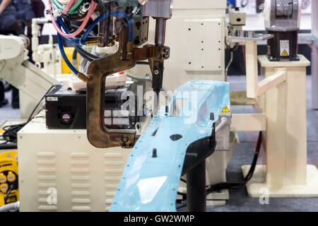 Punktschweißen Maschine für die Automobilindustrie im Werk. Intelligente Fabrik. Stockfoto