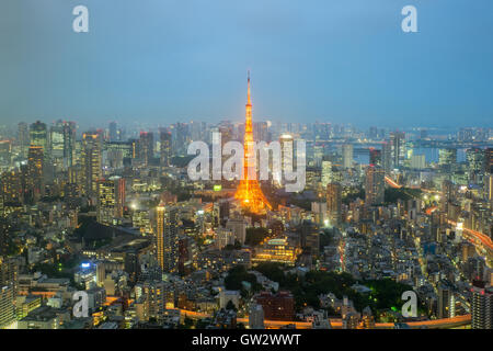 Tokyo Tower und die Skyline von Tokyo und Wolkenkratzer in Nacht in Tokyo, Japan Stockfoto