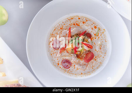 Hühnersuppe, scharf und würzig, Lieblings-thai-Küche Stockfoto