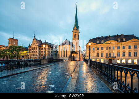 Fraumünster Kirche und Limmat River in Zürich, Schweiz. Bild von Zürich, Hauptstadt der Schweiz, während der Nacht. Stockfoto