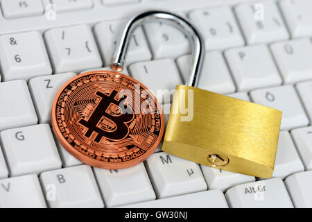 Bitcoin und offenen Vorhängeschloss auf Computer-Tastatur, virtuelle Währung Stockfoto